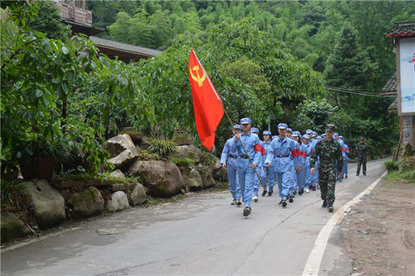 重温红色经典——《重走长征路》